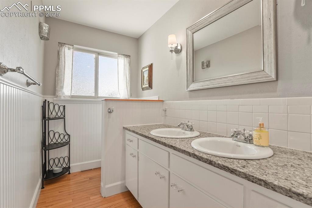 Image 21 of 50: Bathroom