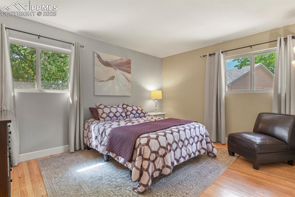 Image 22 of 50: Bedroom