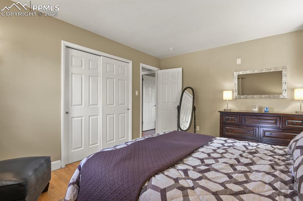 Image 23 of 50: Bedroom