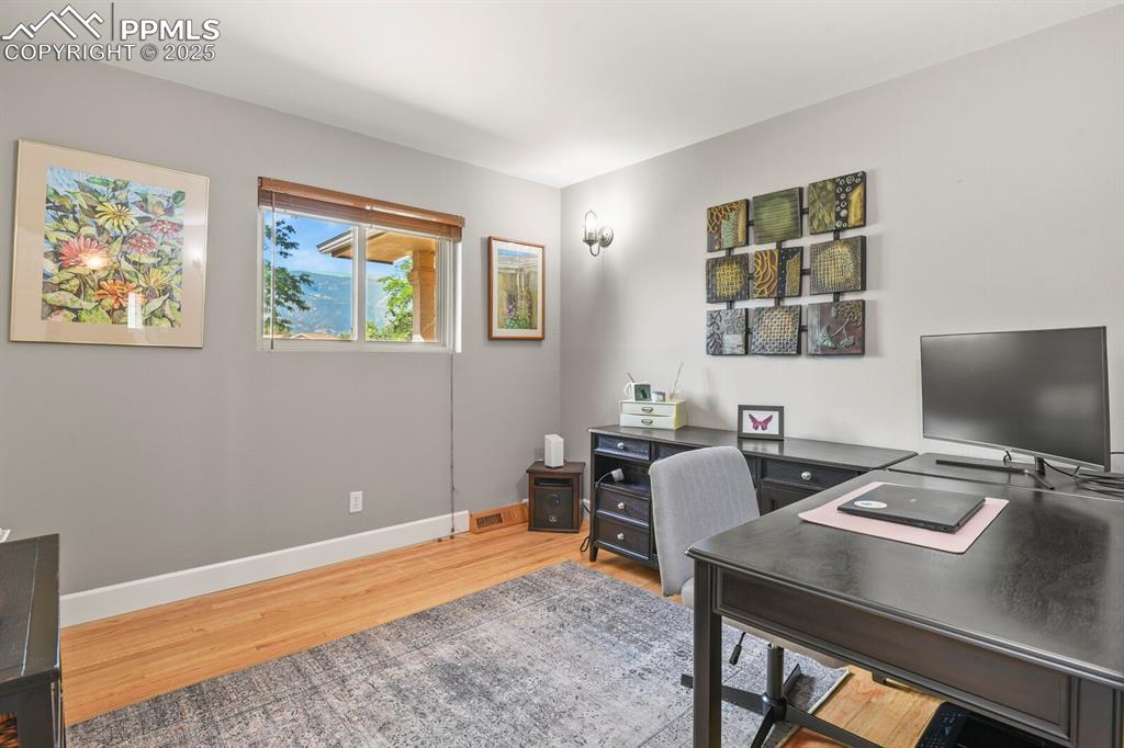 Image 24 of 50: Office