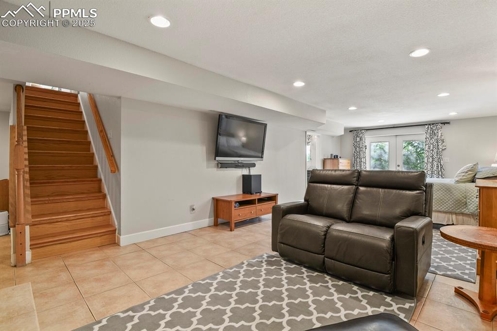 Image 26 of 50: Living Room