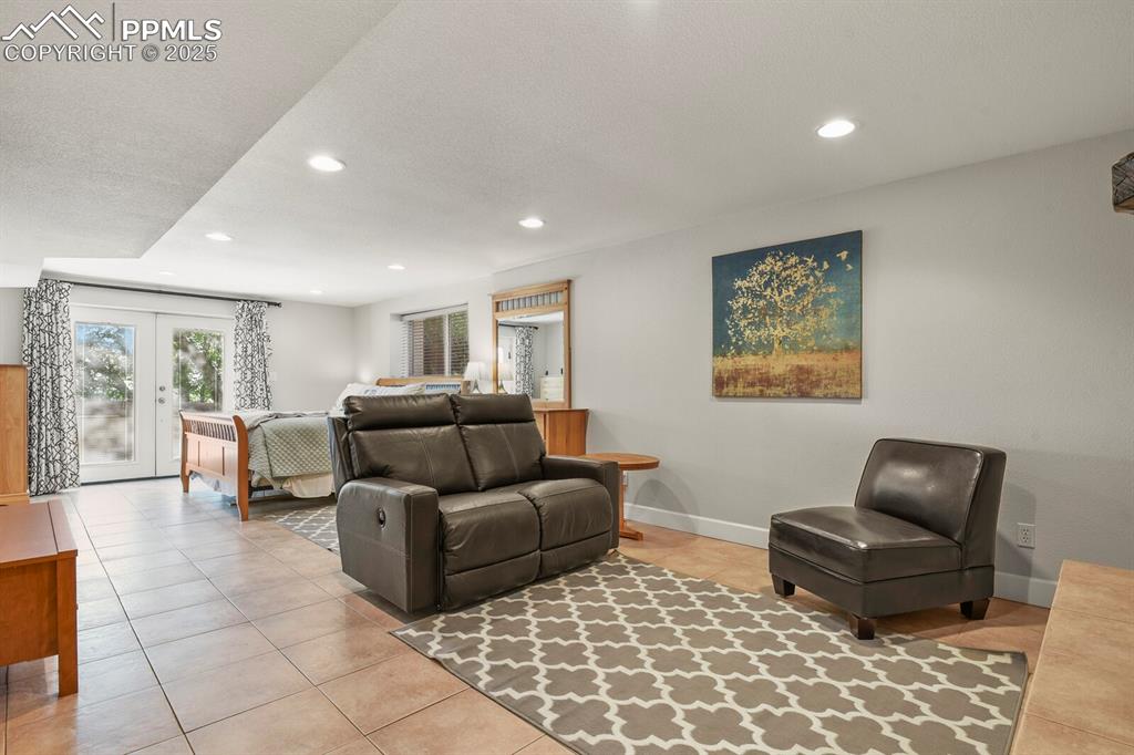 Image 28 of 50: Living Room