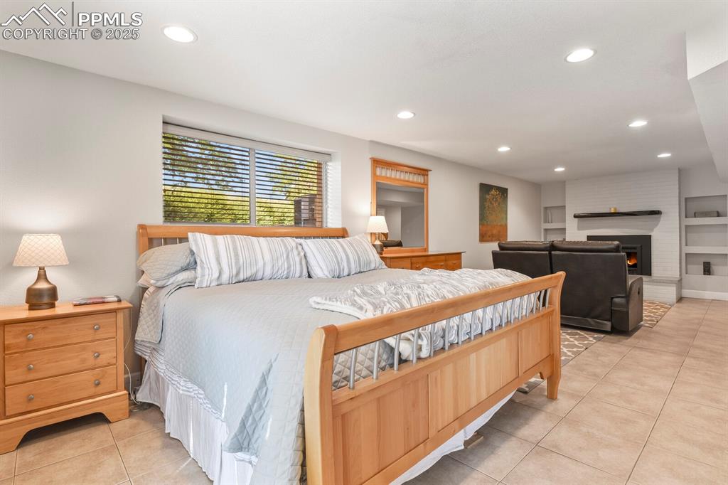 Image 29 of 50: Bedroom