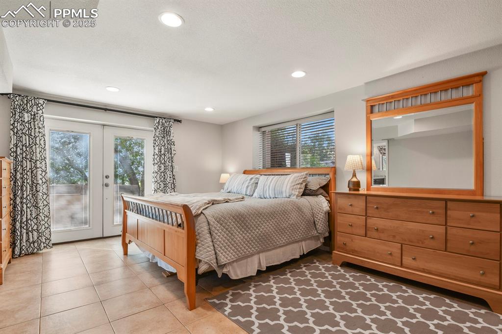 Image 30 of 50: Bedroom