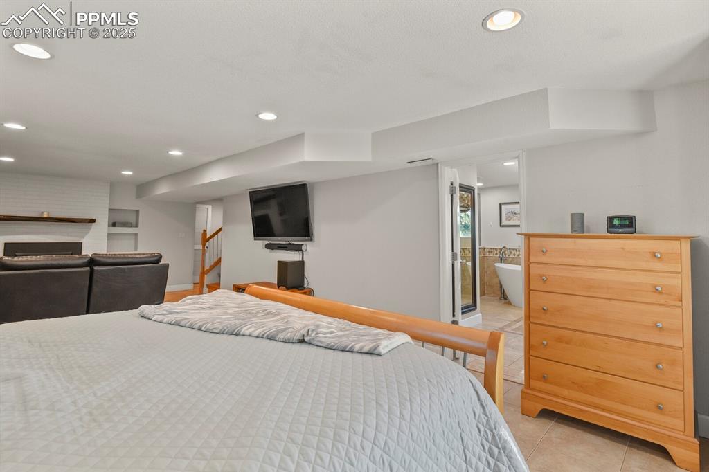 Image 31 of 50: Bedroom