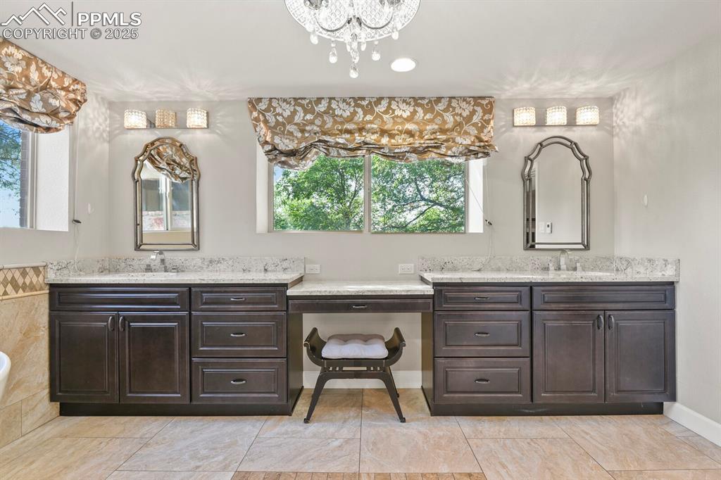 Image 32 of 50: Bathroom