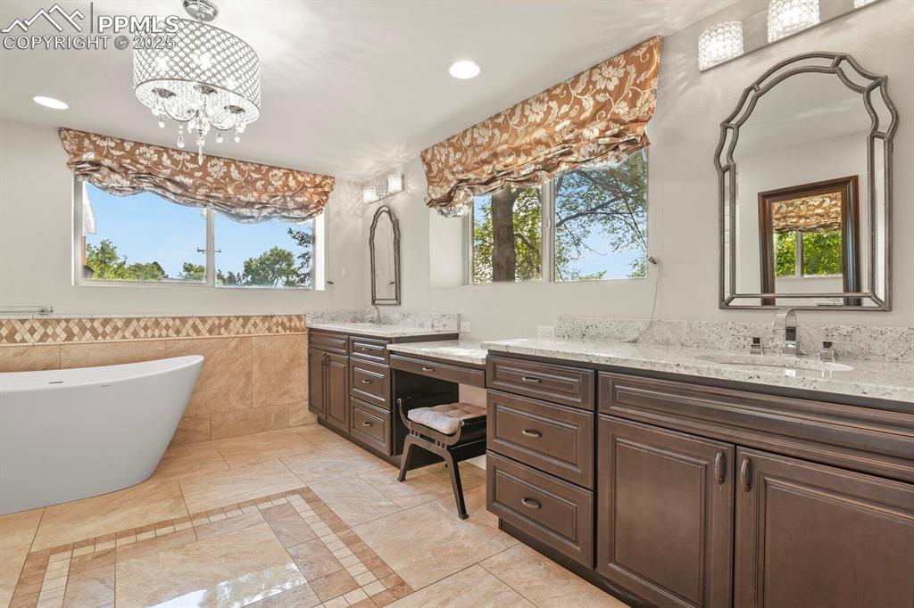 Image 33 of 50: Bathroom