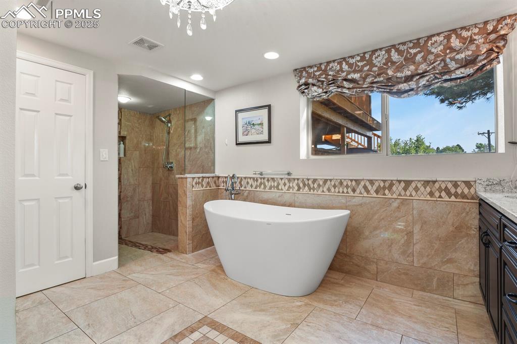 Image 34 of 50: Bathroom