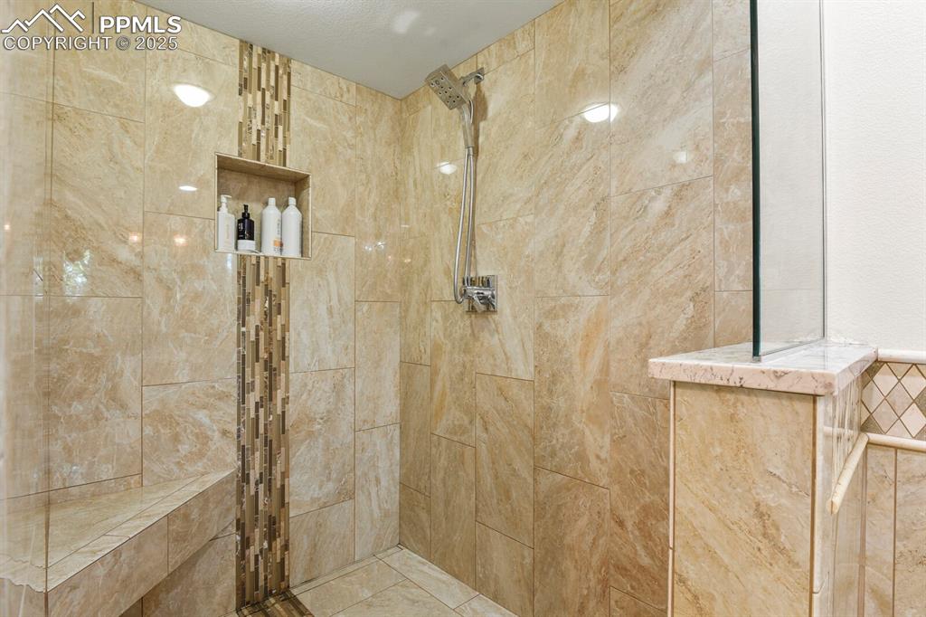 Image 35 of 50: Bathroom