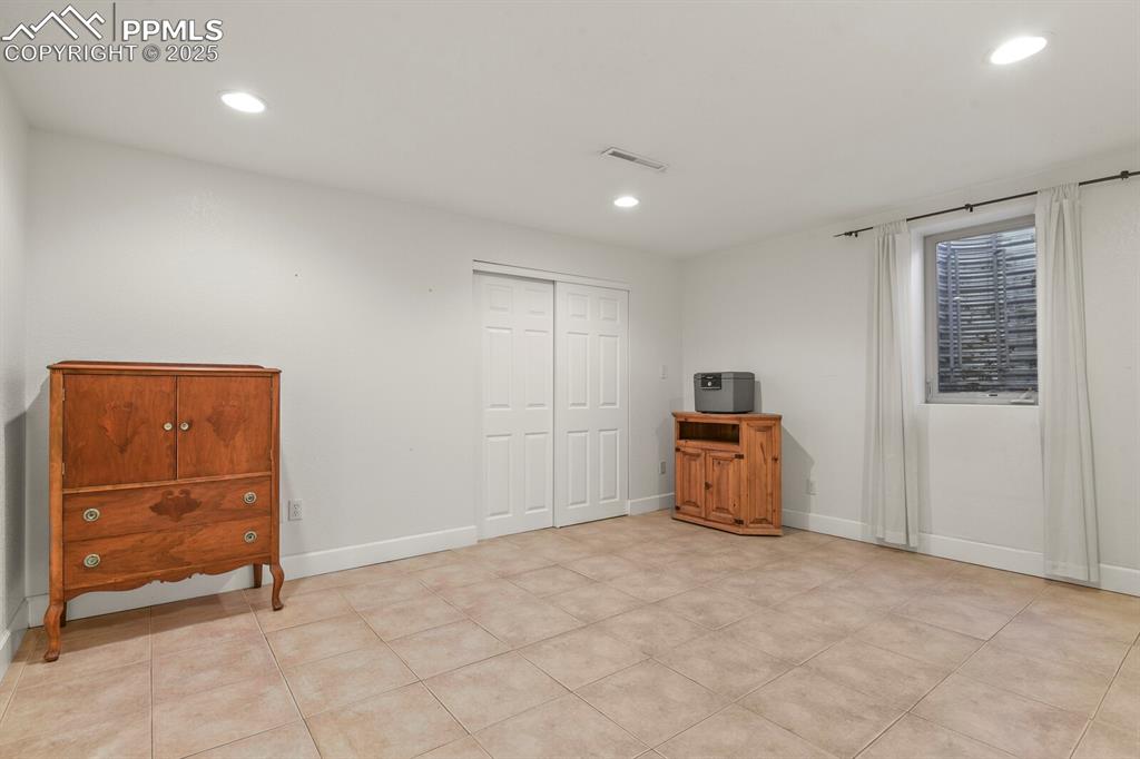 Image 37 of 50: Bedroom