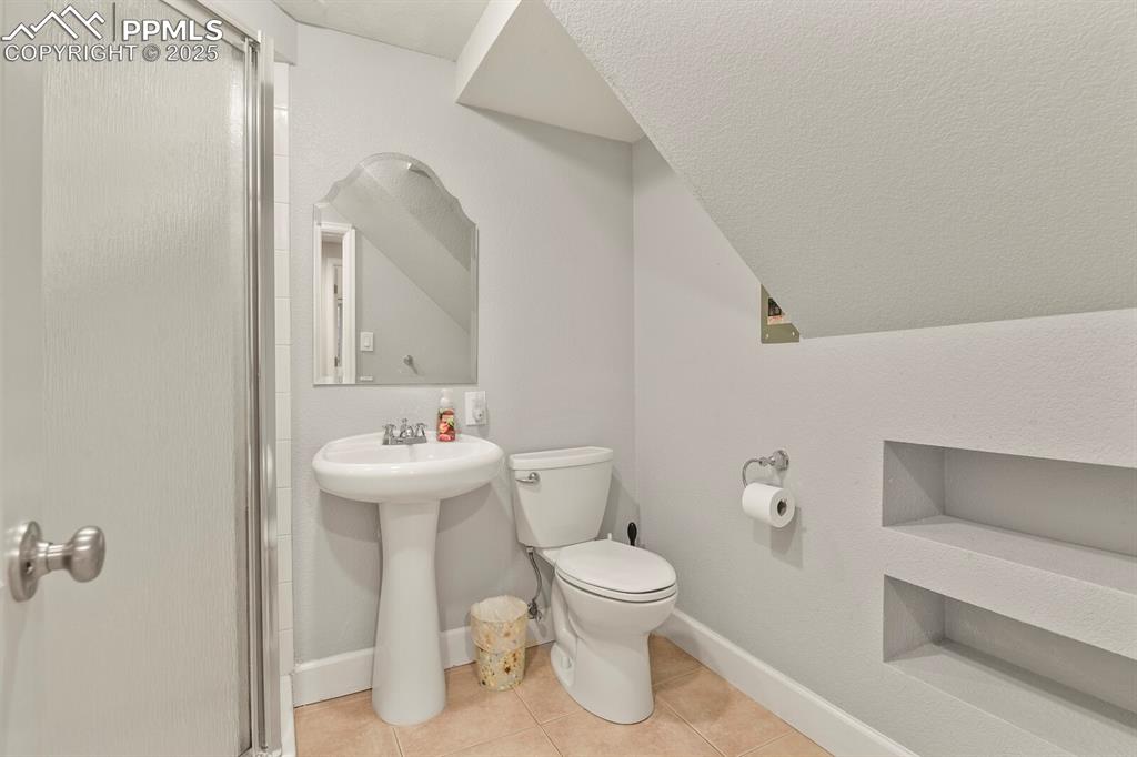 Image 38 of 50: Bathroom