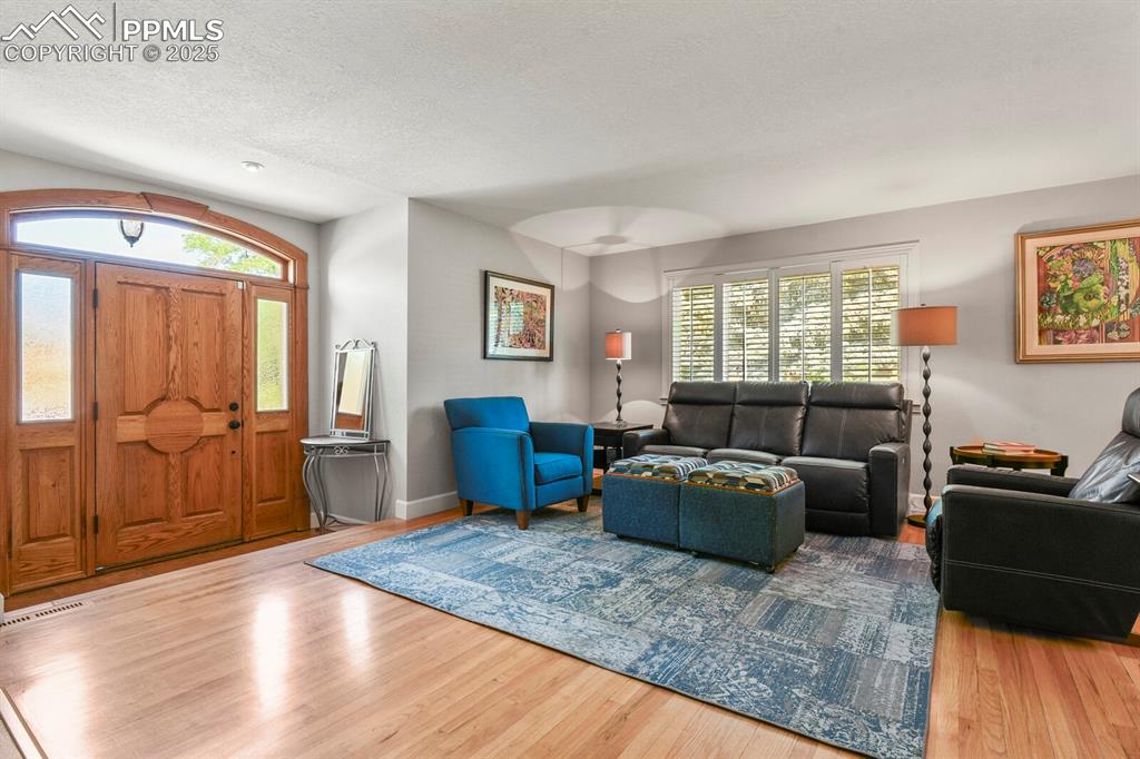 Image 6 of 50: Living Room