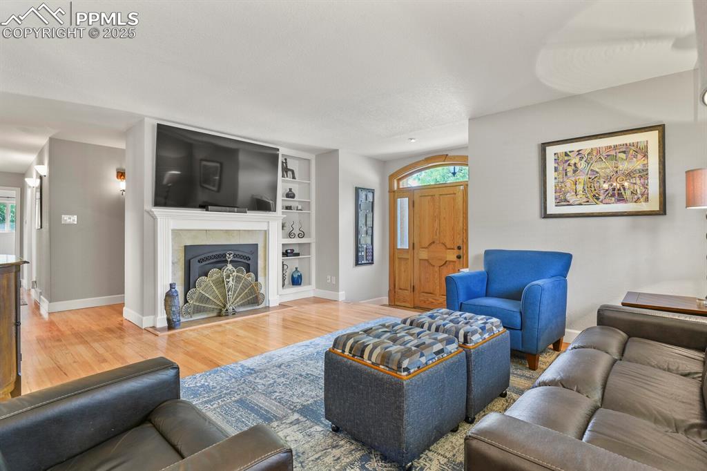 Image 7 of 50: Living Room