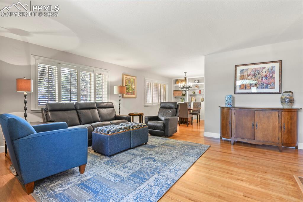 Image 8 of 50: Living Room