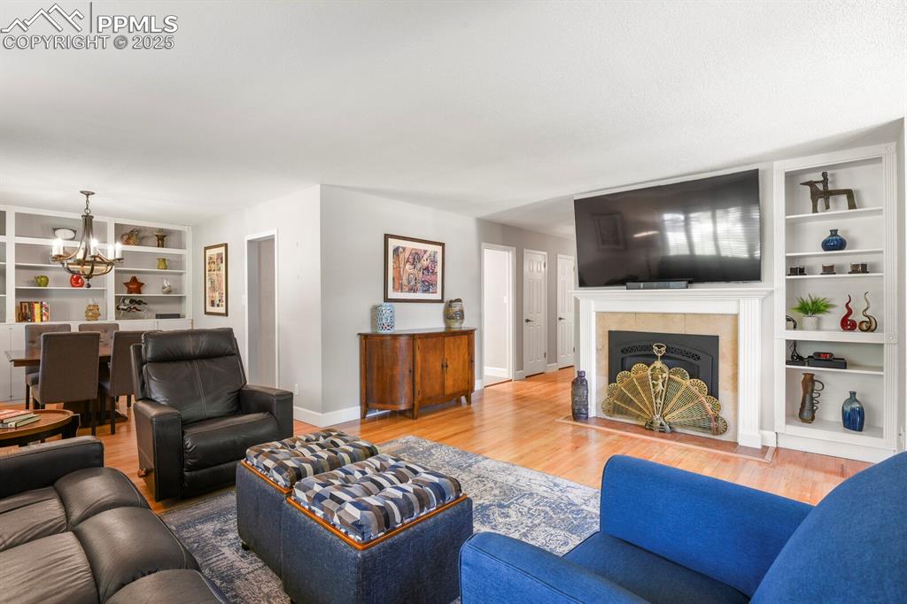 Image 9 of 50: Living Room