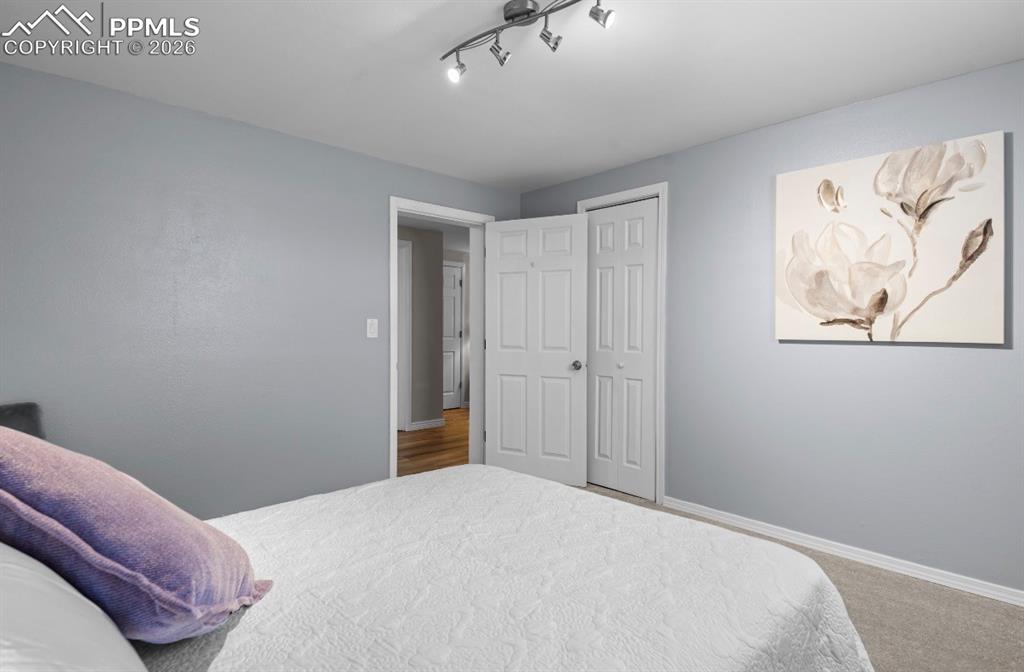 Image 21 of 27: Bedroom