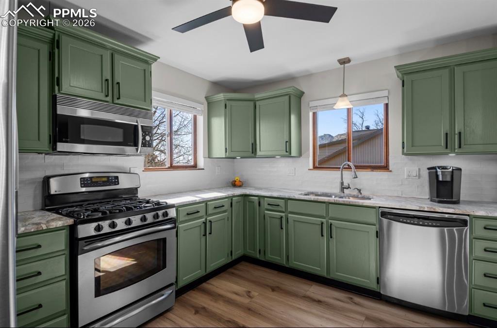 Image 4 of 27: Kitchen