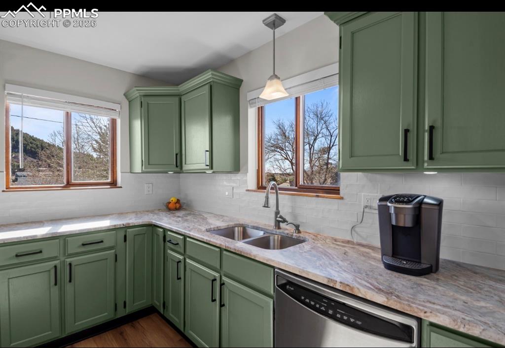 Image 5 of 27: Kitchen