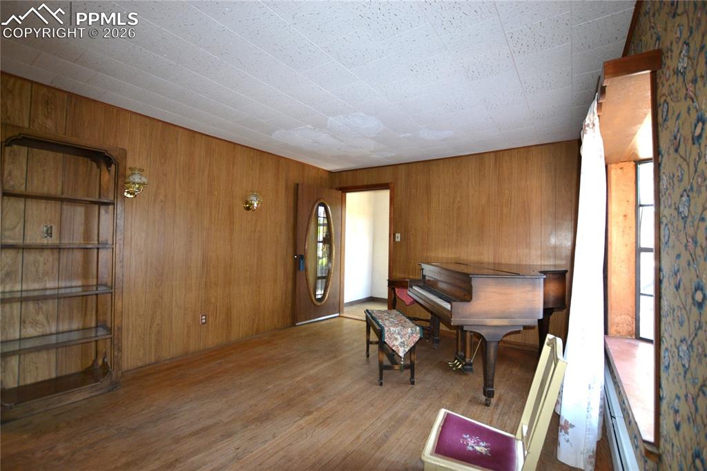 Image 10 of 50: Sitting Room