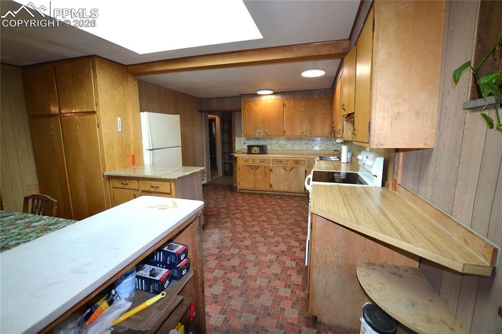 Image 15 of 50: Kitchen