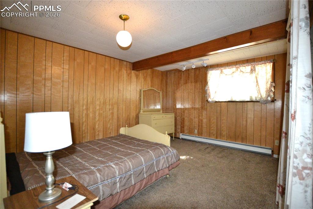 Image 18 of 50: Bedroom