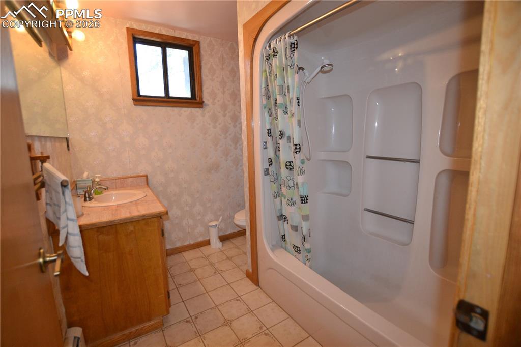 Image 19 of 50: Bathroom