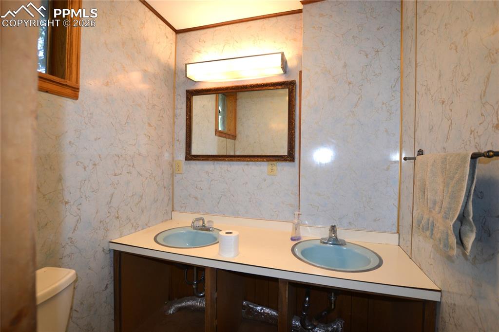 Image 23 of 50: Bathroom