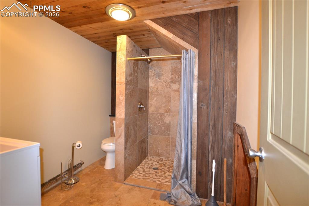 Image 25 of 50: Bathroom