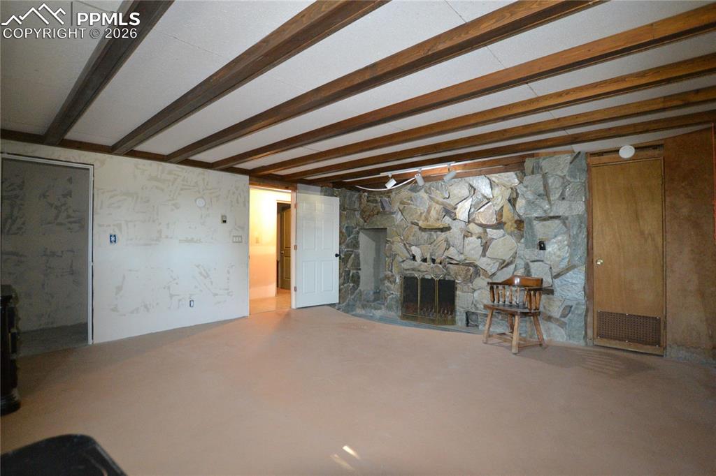 Image 29 of 50: Living Room