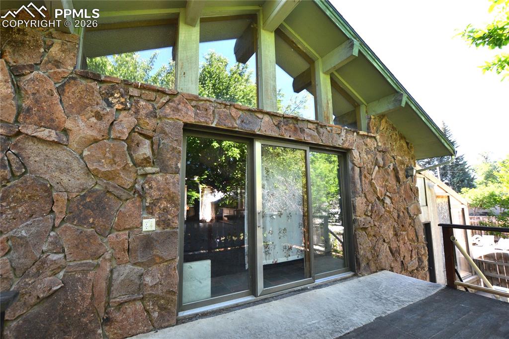 Image 32 of 50: Entry