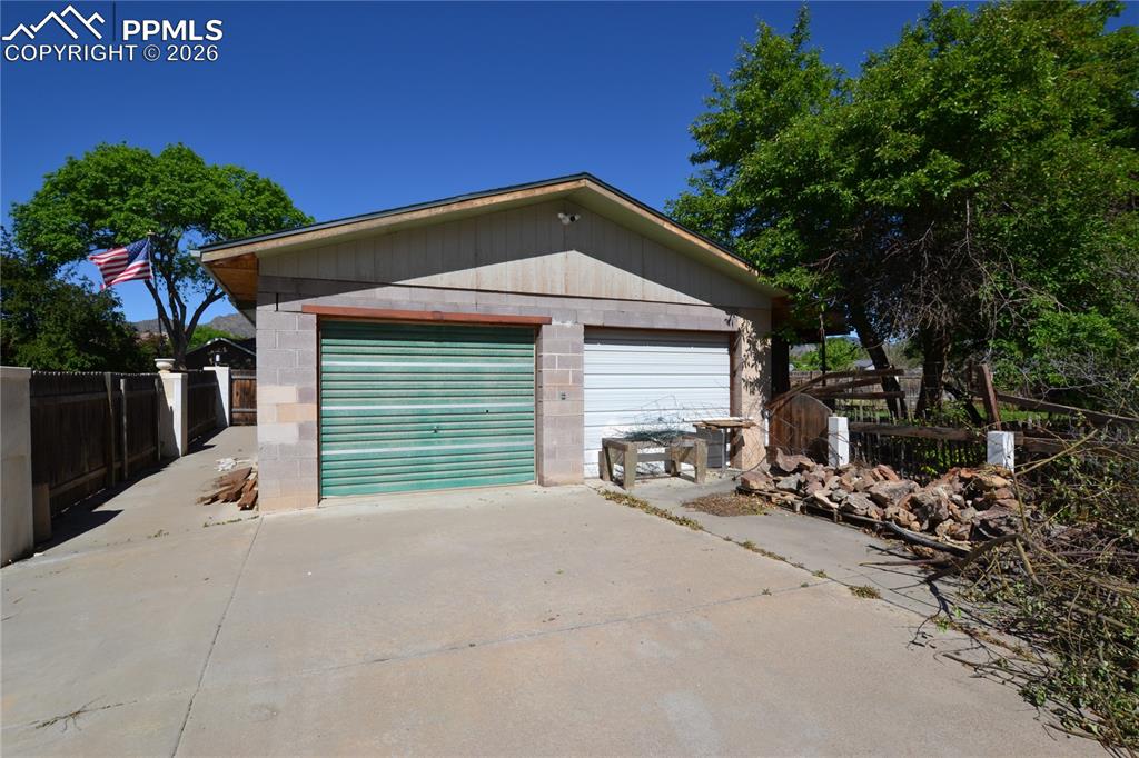 Image 44 of 50: Garage