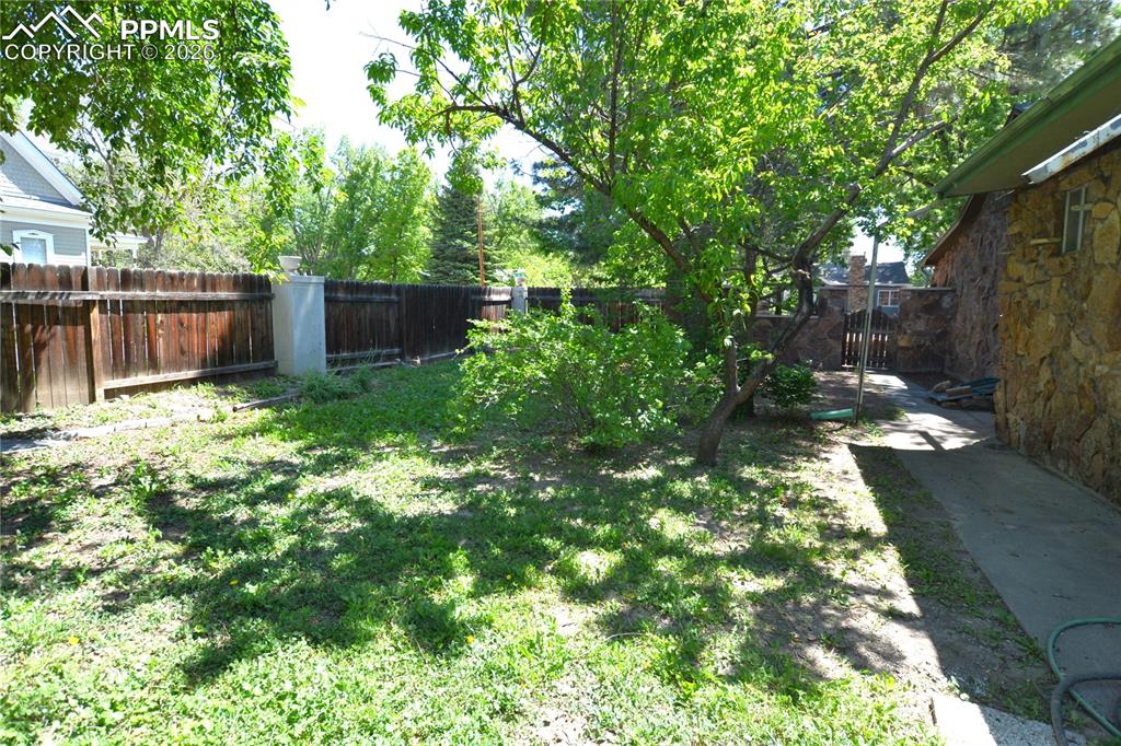 Image 48 of 50: Yard