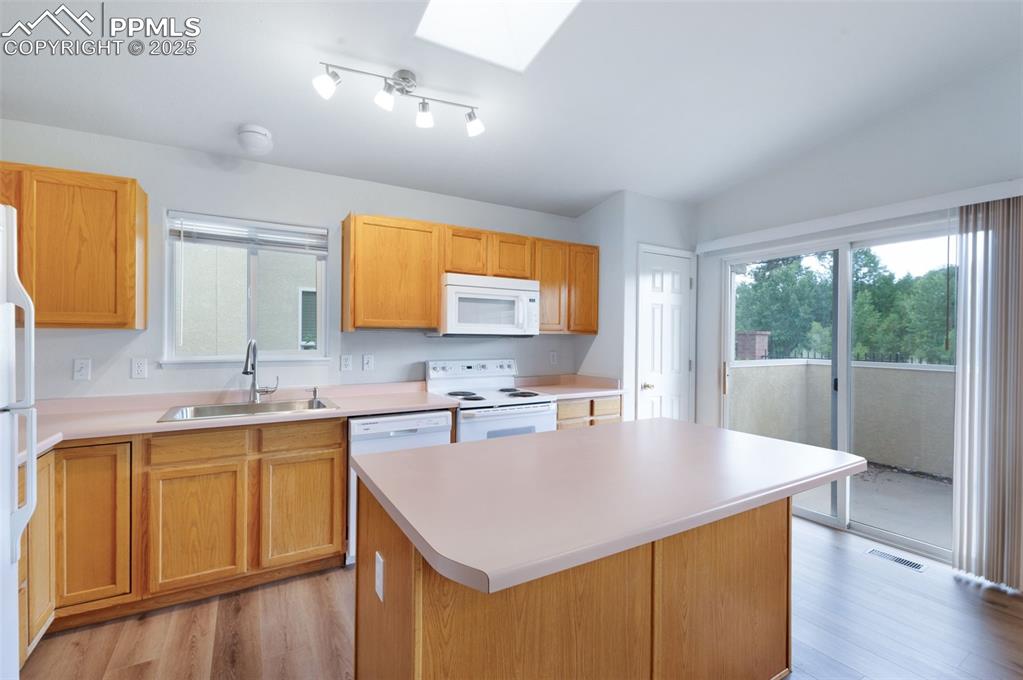 Image 14 of 44: Kitchen