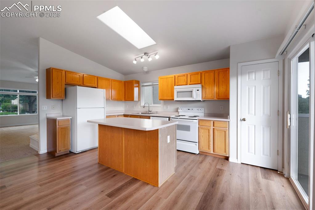 Image 15 of 44: Kitchen