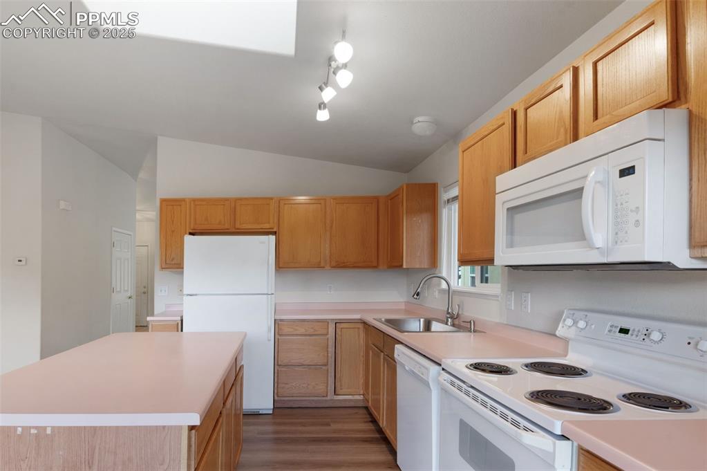 Image 17 of 44: Kitchen