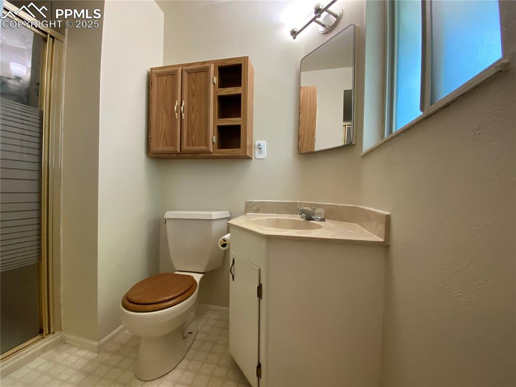 Image 20 of 35: With a stand-alone shower