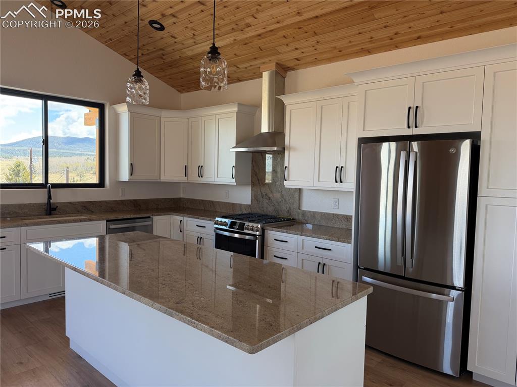 Image 14 of 40: Kitchen