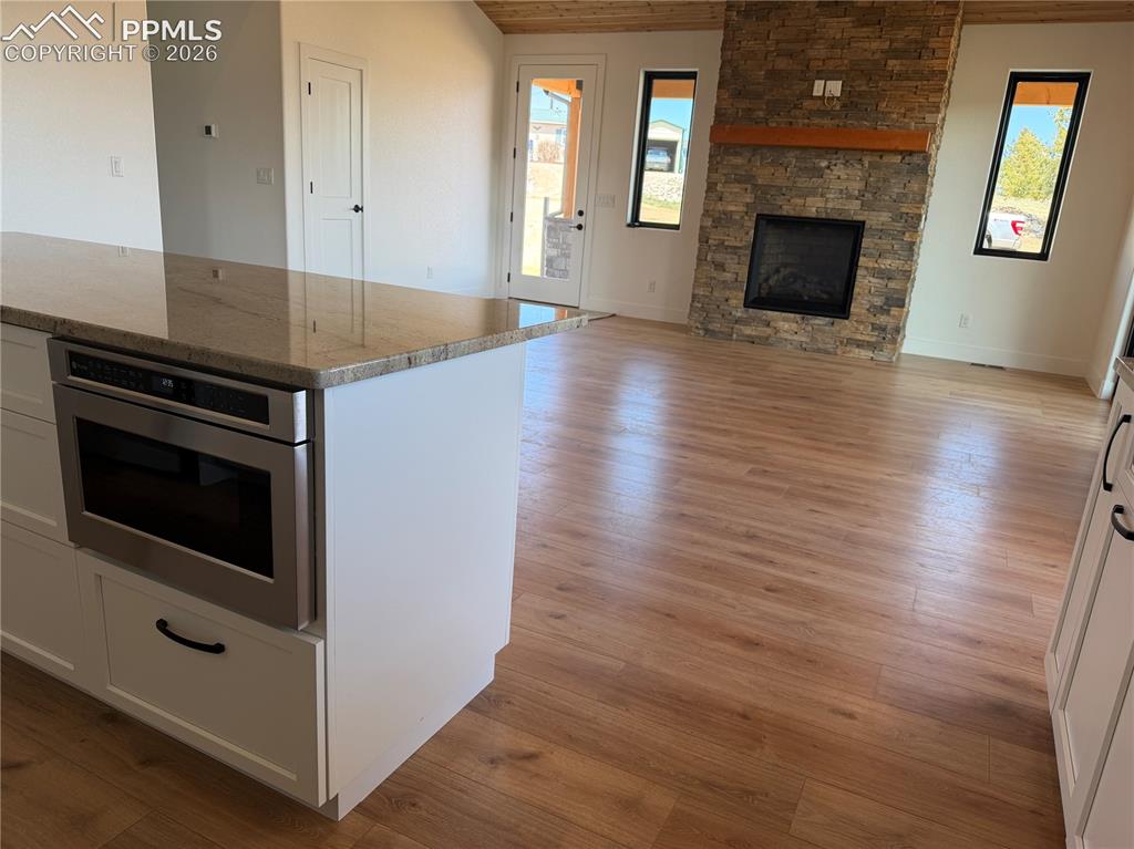 Image 15 of 40: Kitchen