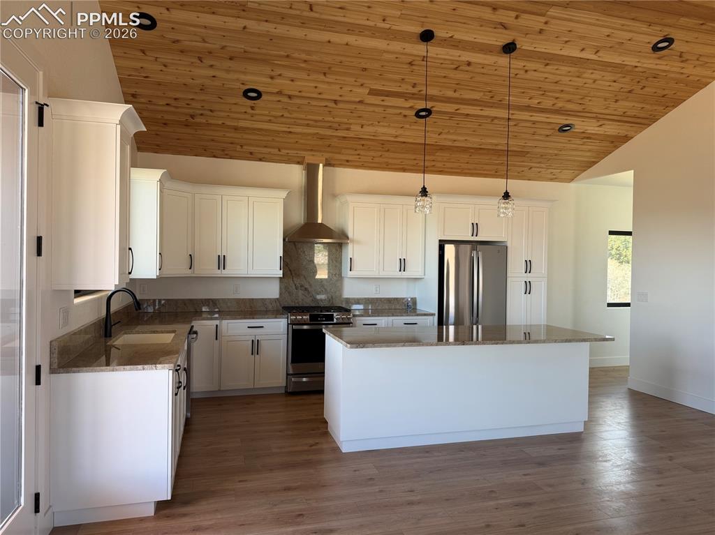 Image 16 of 40: Kitchen