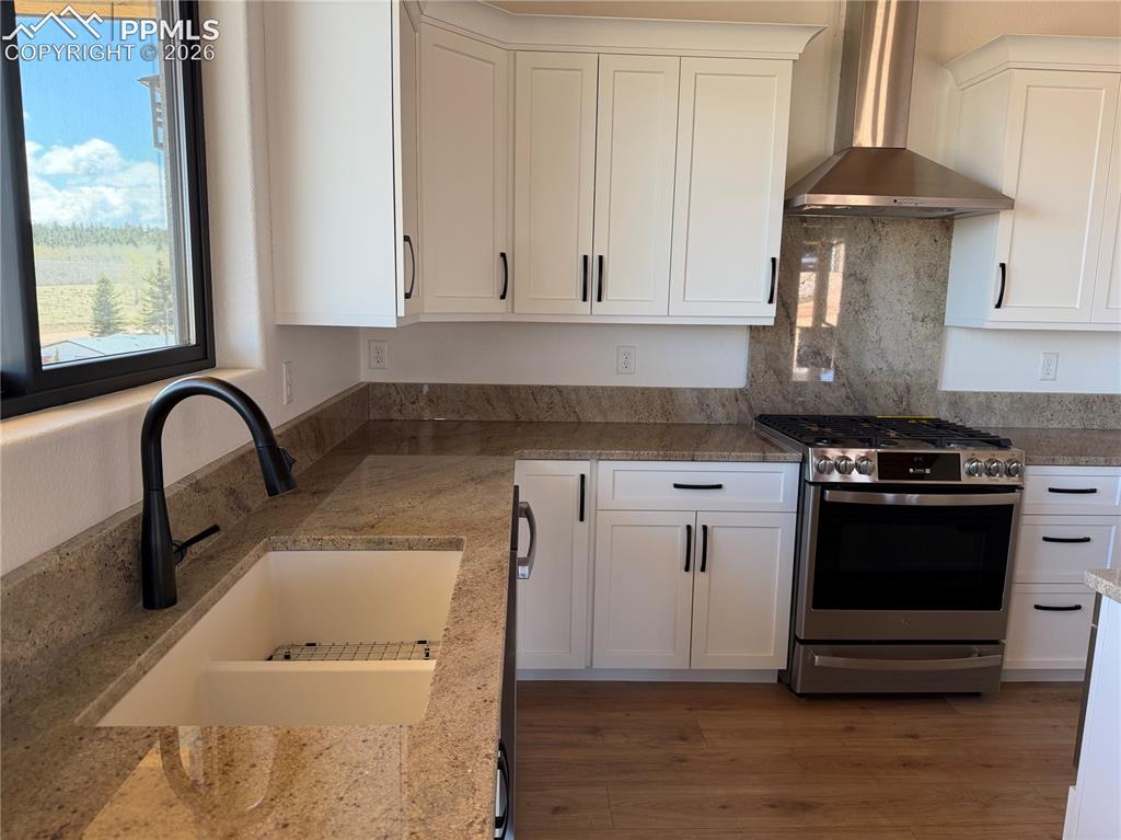 Image 17 of 40: Kitchen