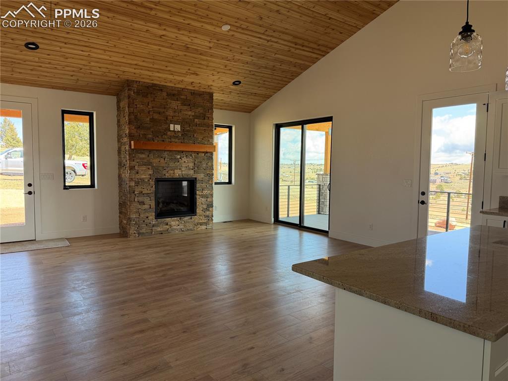 Image 18 of 40: Living Room