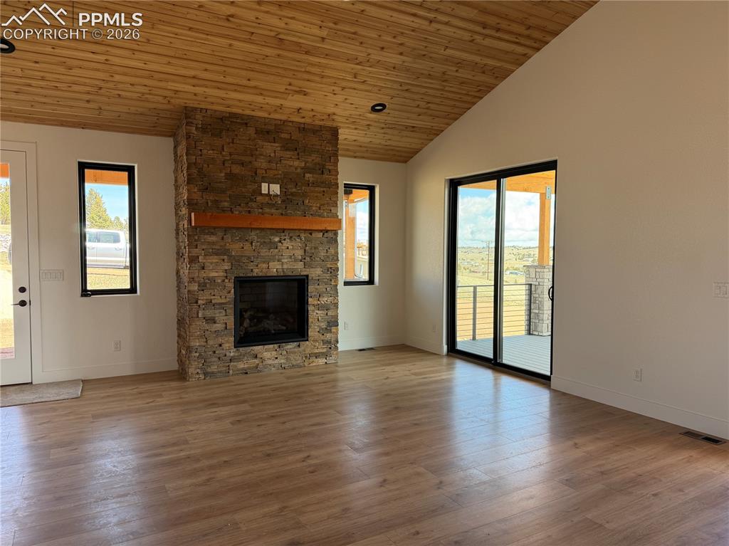 Image 19 of 40: Living Room