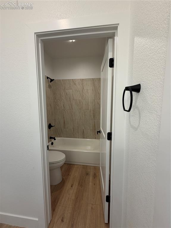 Image 30 of 40: Bathroom