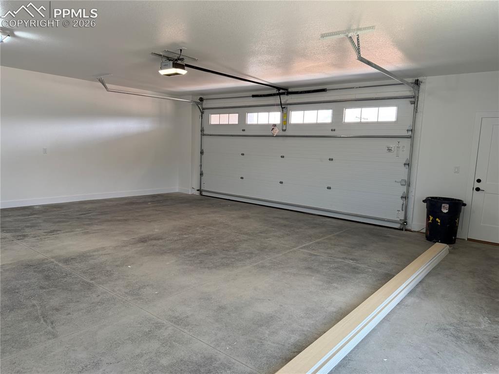 Image 35 of 40: Garage