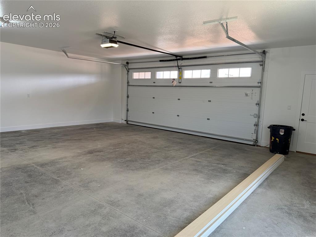 Image 43 of 48: Garage