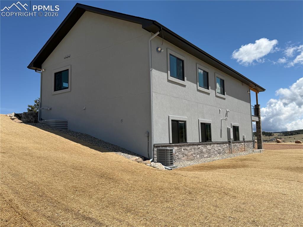 Image 7 of 40: Side of Structure