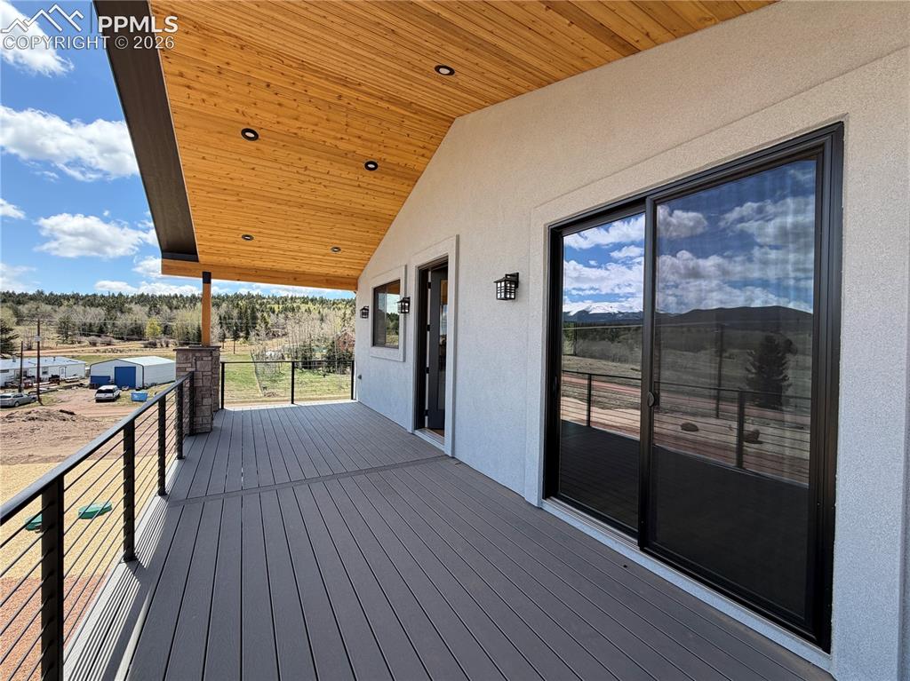 Image 9 of 40: Deck