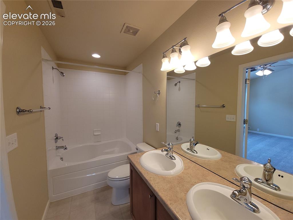 Image 10 of 19: 5 pc master bath
