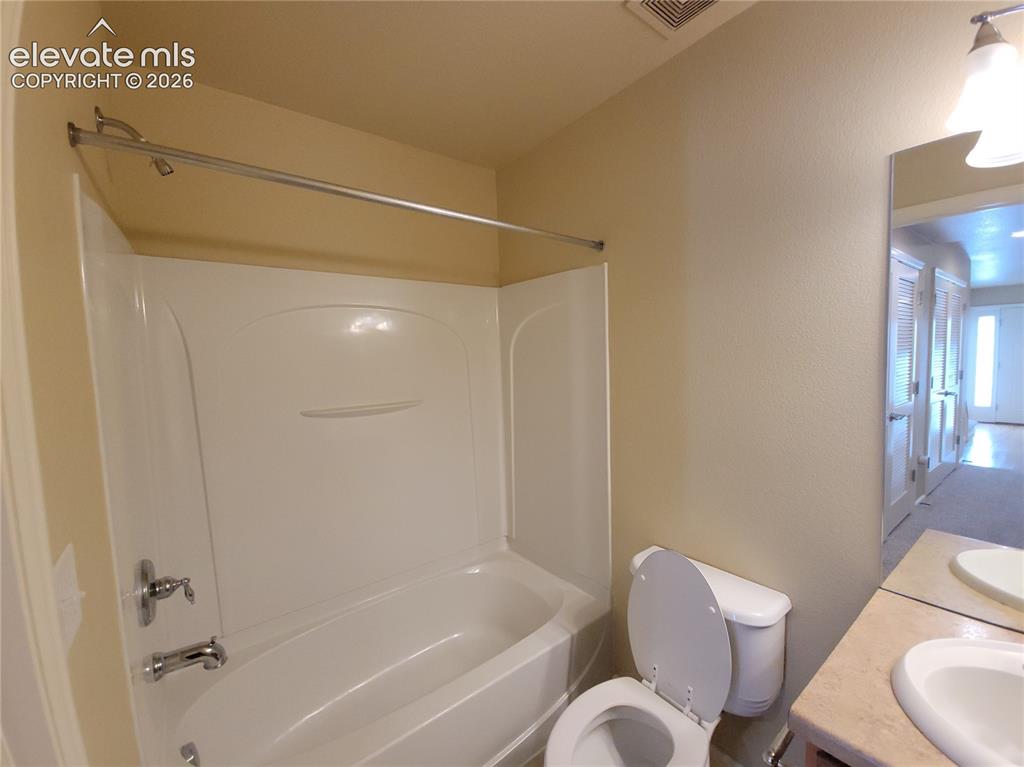 Image 16 of 19: Bathroom