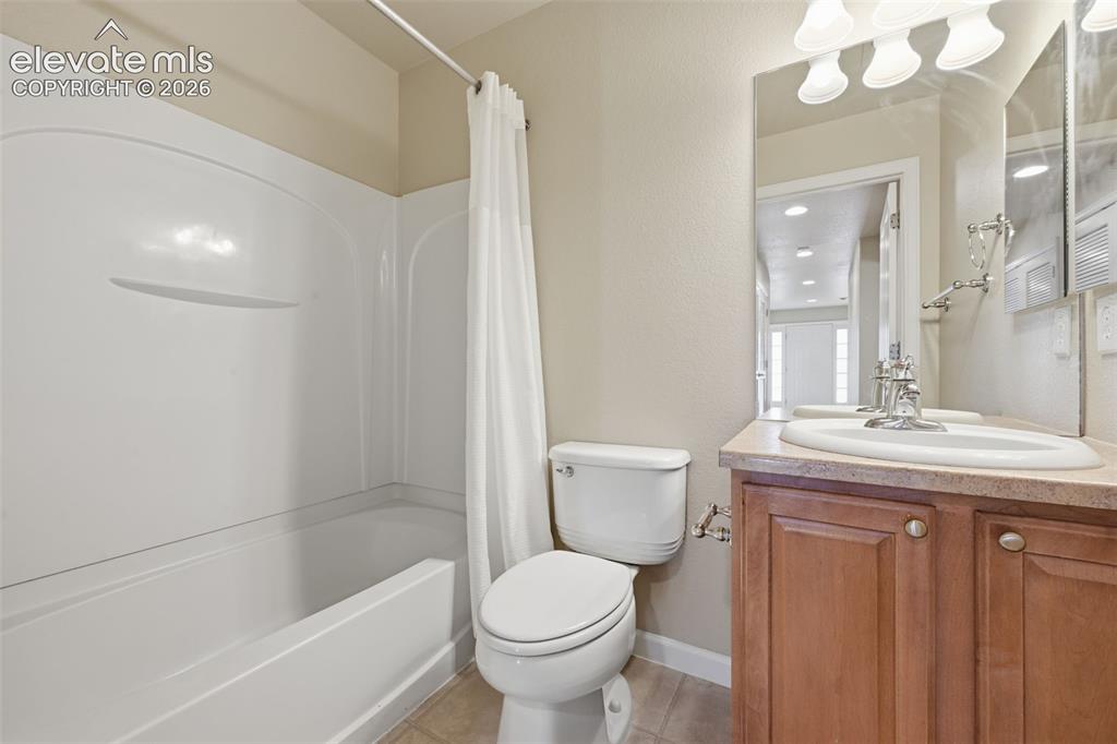 Image 23 of 23: Bathroom